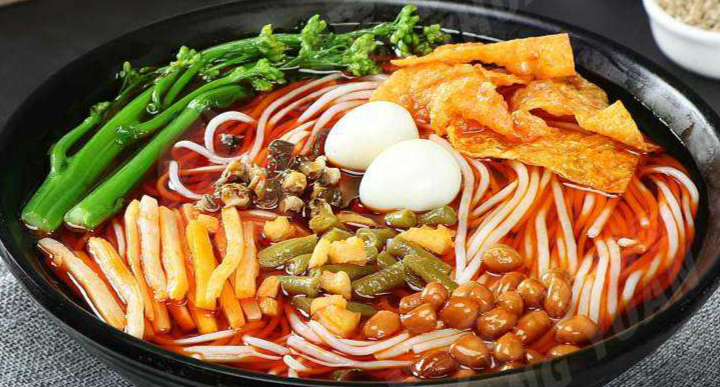 外地人可能不习惯螺蛳粉汤辣和腥的味道,而这恰恰是螺蛳粉最大的特色.