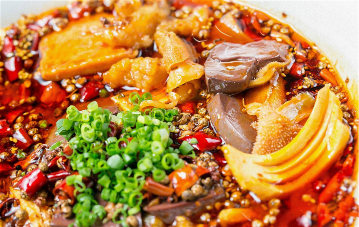 毛血旺是重庆市的特色菜,也是渝菜江湖菜的鼻祖之一,已经列入国家标准